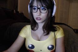 nerdybeauties:  Liz Katz with a Pikachu t-shirtMore