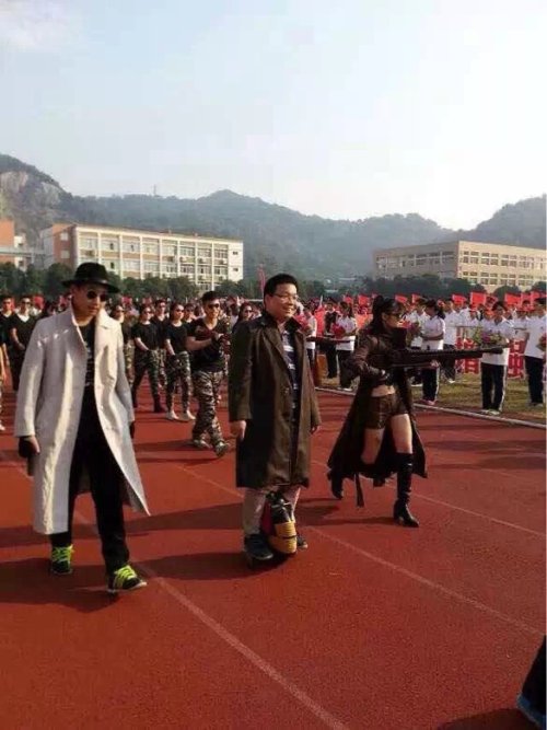 chinese students and school class sports competitions 都被高考逼疯的