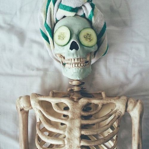 asylum-art:  Fashionable Skeleton Girl Photography on Instagram  Skellie is a young and beautiful skeleton who lives live full. Through her Instagram, we discover her lifestyle, between holidays, work, shopping and party with friends. What basically