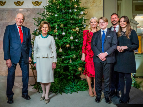 queensonjas:21 December 2020: The Norwegian Royal Family poses for Christmas photos at the Royal Pal