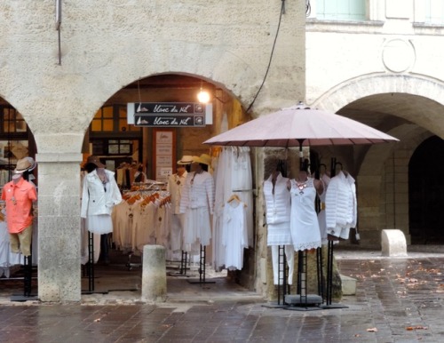 Blanc du Nil, magasin de coton blanc, après-midi pluvieux, Uzès, Gard, 2016.