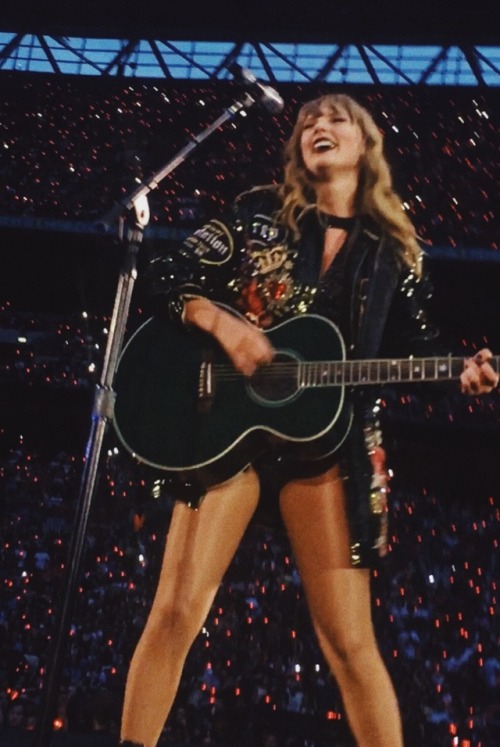 till-the-gravitys-too-much: Taylor performing Fifteen as the surprise song at Wembley night 2, 23/6/