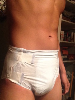 lildiaperederik:  My night diaper, I hope I don’t leak tonight.  Great body!