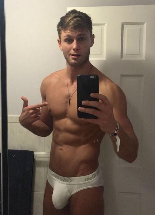 musclelover4826:You shouldn’t have followed me into the locker rooms after school, but you did