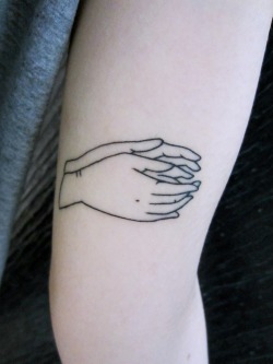 tallulahfontaine:  Cupped hand tattoo design for Francesca. http://tallulahtattoos.tumblr.com/