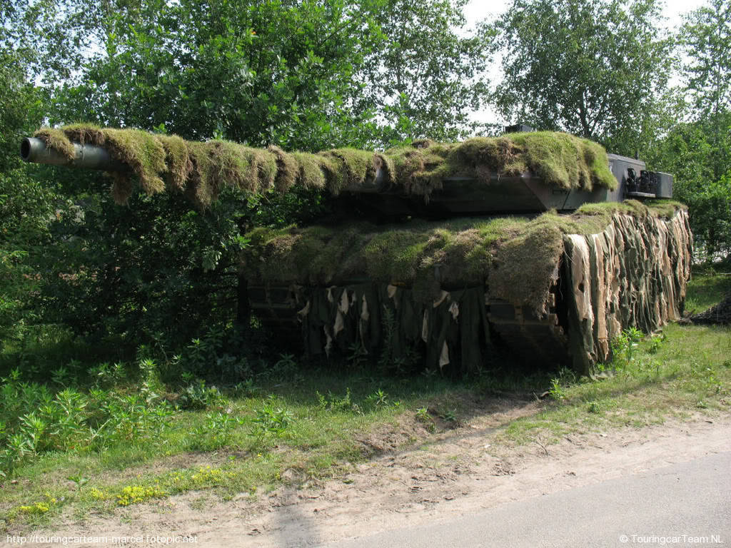 enrique262:  Camouflaged Leopard II A5 tank. 