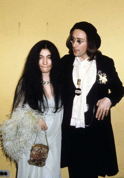 twixnmix:The Righteous Brothers, David Bowie, Yoko Ono, John Lennon, and Roberta Flack backstage at 