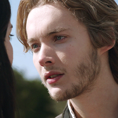 waitingforthefireflies:FRANCIS DE VALOISREIGN || Episode 1.01 “Pilot”