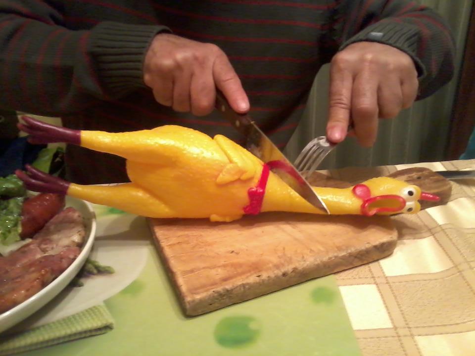 un-cojin-de-sillon:  Mientras tanto, mi papi comiendo pollo:3 !Feliz Navidad¡