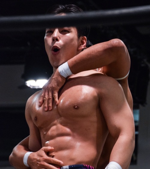 It seems that most men can’t keep their hands off Japanese wrestler Koju Takeda&helli