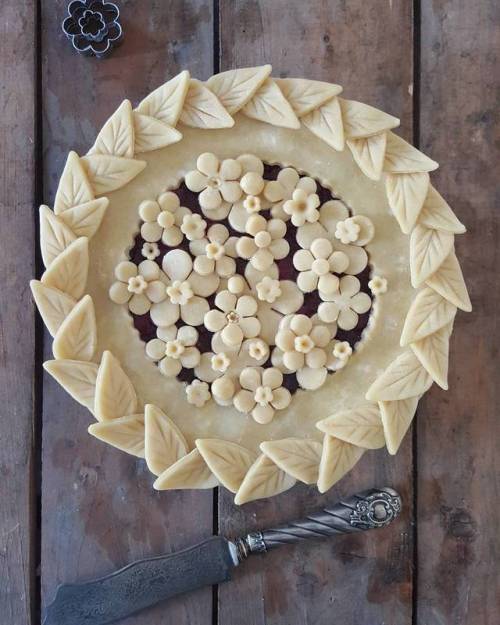 mymodernmet: Baker Shares Before and After Photos of Her Intricately Patterned Pie Crust Designs