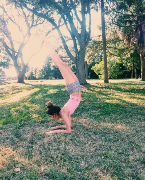 oteekah:Cute yoga sesh◕‿◕