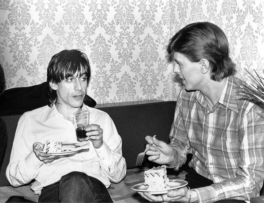 moredarkthanshark:  David Bowie and Iggy Pop, Tokyo, Japan, 1977 by Masayoshi Sukita