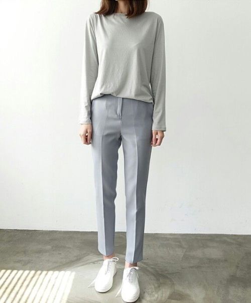 ✓ Gray Long Sleeve Tee✓ Gray Pants✓ White Sneakers