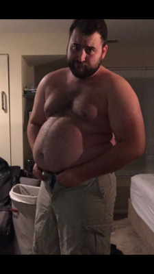 losemybreath4444:  Cute fatboy can’t fit his pants 