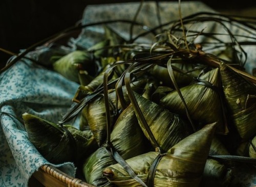 fuckyeahchinesefashion:Duanwu festival 端午节 | Zongzi 粽子 | Artemisia argyi 艾叶