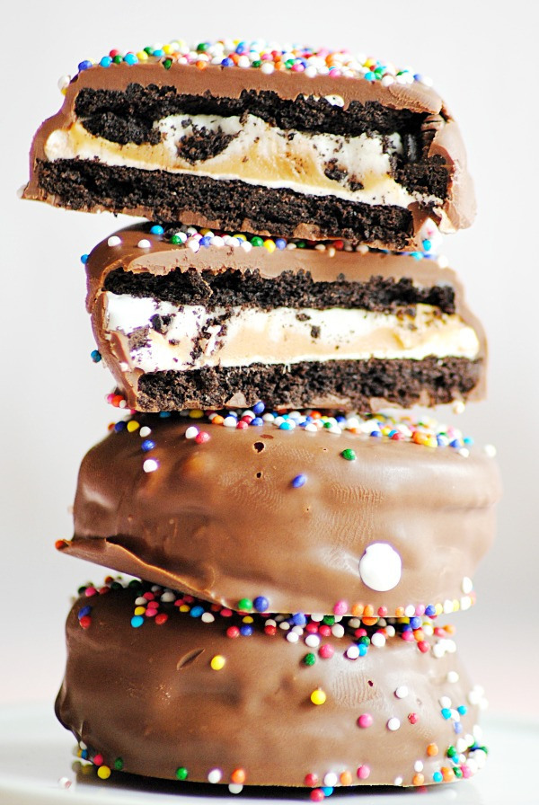 do-not-touch-my-food:  Fluffernutter Stuffed Oreos