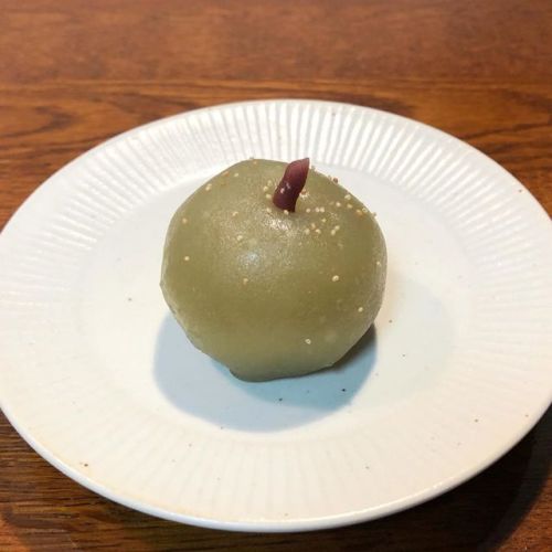 ★ Jul. 14, 2019 Toraya, Tokyo: ao-nashi (green pear) ——– Japanese cake stuffed with strained-type wh
