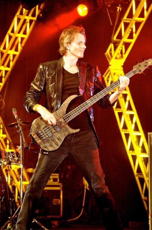 johnspleasuregroove:  You will be thisclose to John! fastrthanlite!!!