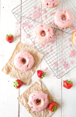 boozybakerr:  Strawberry Buttermilk Donuts