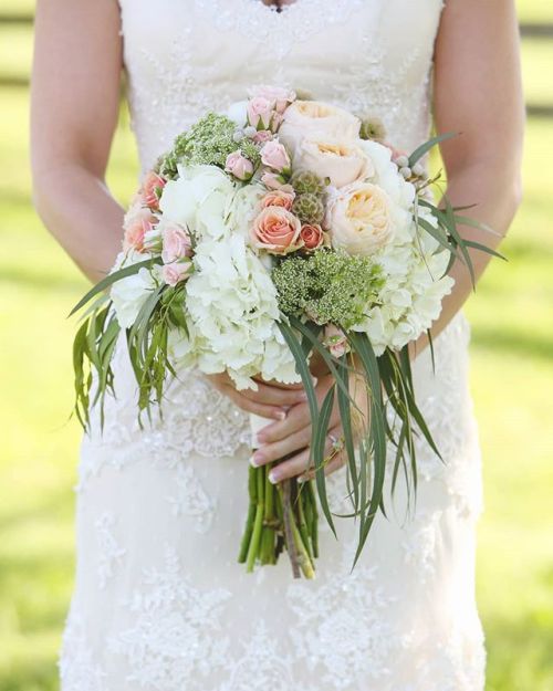 Swooning over these beautiful #weddingflowers! #rentmywedding || Amazing work by: Photographer: @smi