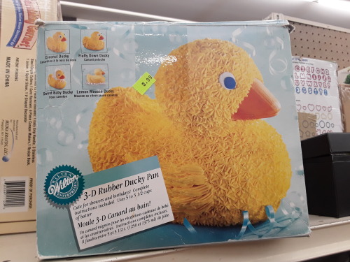 shiftythrifting:Duck cake mold that’s been here for at least 5 years someone take him home please - 