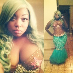 tashabilities:  dynastylnoire:  reychull:  chubby-bunnies:  itsonlyyourshadow:  #Mermaid realness! I made my entire costume by hand :)  ohh you look amazing! &lt;333  Oh my lord! 😍  ACTUAL BLACK MERMAID!!!!!!   Perfection