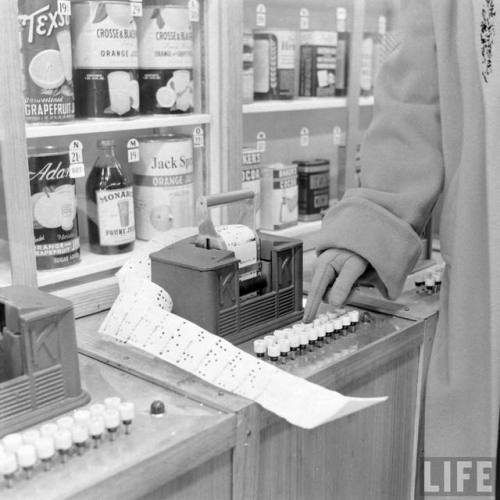 Shopping at Keedoozle - the automated grocery store(Francis Miller. 1948)
