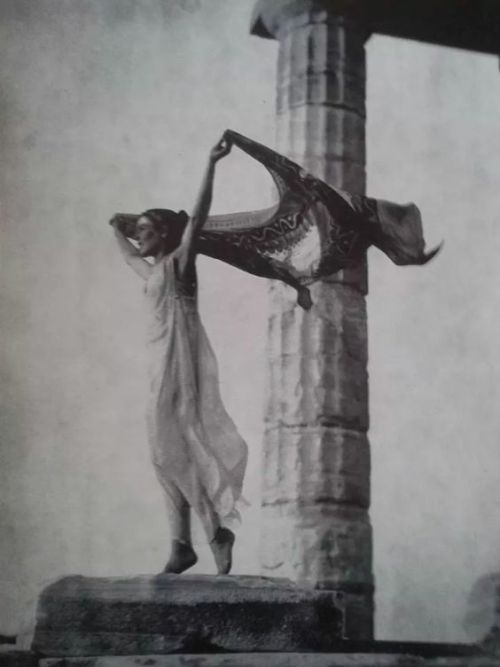 hauntedbystorytelling:Elli Sougiultzoglou Seraïdari(aka Nelly’s / Νελλυς) :: Dancer in the Acropolis