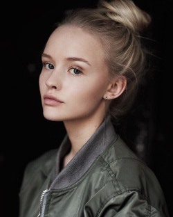 young-women-ladies:  Isabella Johansen