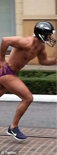 yukidelicioso:  OMG! Mario Lopez shows off his chiselled physique as he goes streaking in Los Angeles after losing Super Bowl bet.Read more: 