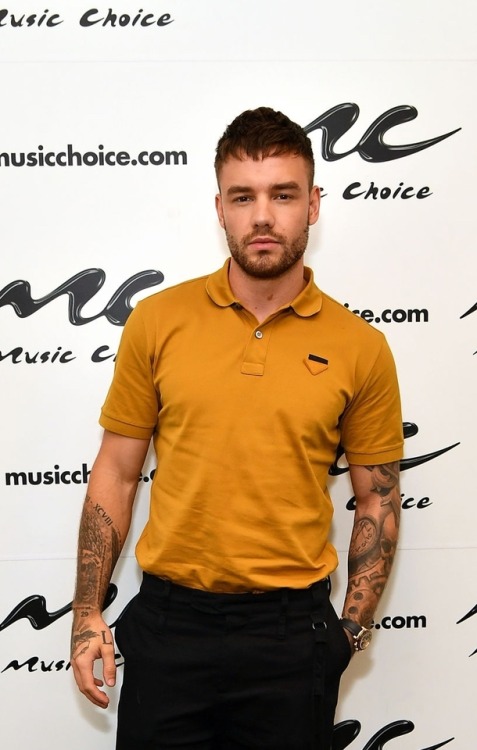 liam-93-productions:Liam at Music Choice promoting Stack It Up - 16.09