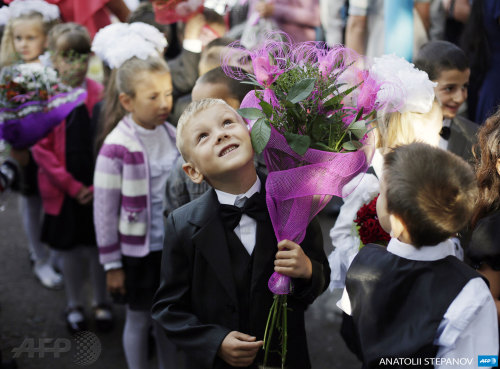 afp-photo:
“UKRAINE, Slavyansk : Children attend on September 1, 2014 a ceremony marking their first day of school in Slavyansk. The Ukrainian government has been restoring infrastructure and buildings destroyed by fighting in the eastern Ukrainian...