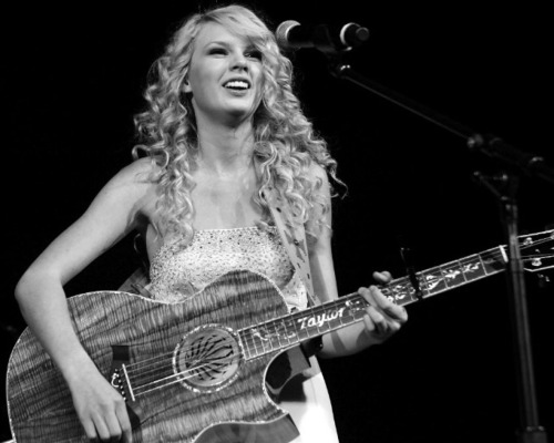 kingdomlightsshine:lighthearted-swift:Then vs Now: Taylor Swift edition