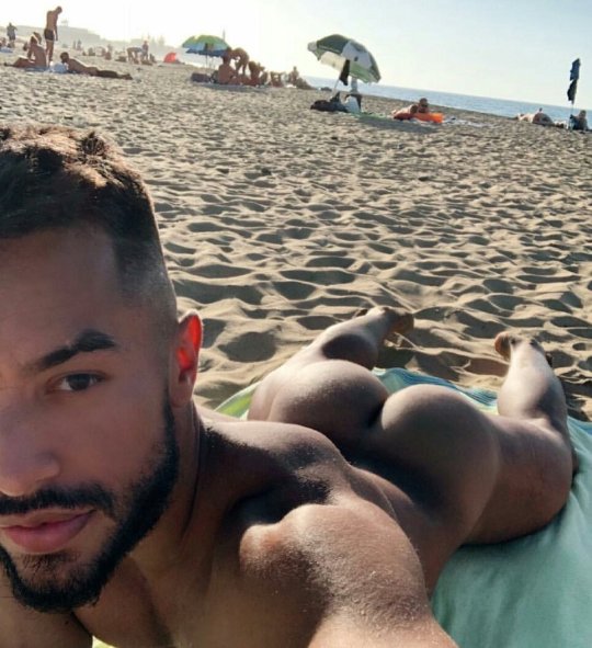 stratisxx:  Sexiness on the beach 