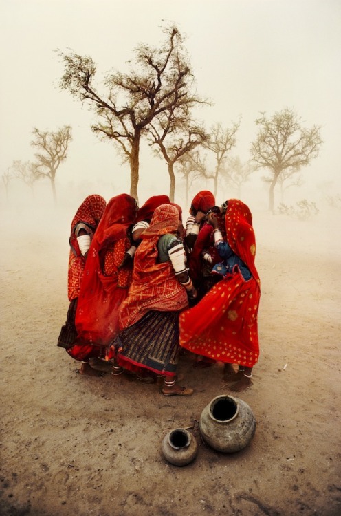 tierradentro:  Women shielding themselves from a dust storm. Rajasthan, India, 1983. By Steve McCurry. 