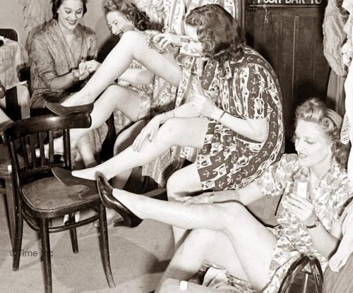 damsellover:  1940′s war time fashion - liquid stockings.