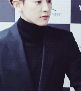 yeollovemebaek: chanyeol’s way of clapping 