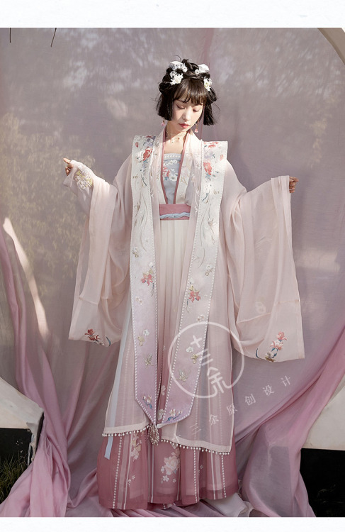 hanfu-asks: Hanfu from 十三余 小豆蔻儿. Collaboration Hanfu line between Shi San Yu and Serenade of Pe