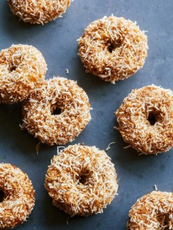 yummyinmytumbly:  Baked Pumpkin Cake Doughnuts