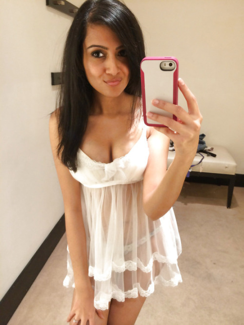 Desi Indian Girls Showing Their Clevage Full adult photos