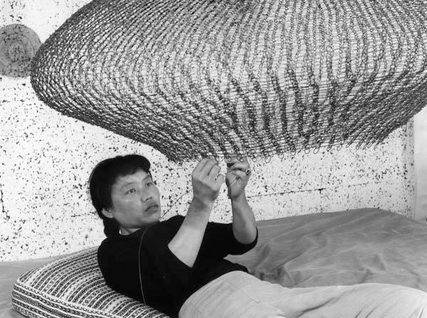 1dietcokeinacan: Ruth Asawa working in her studio, ca. 1950s 