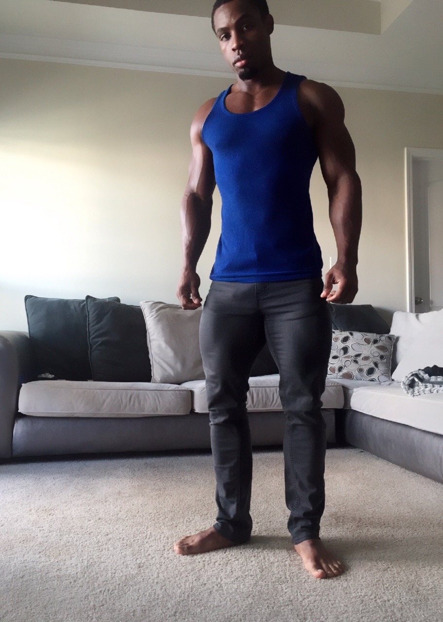 actionfigurebody:  Monday – Back/Abs  Deadlifts 5 Sets X 12, 10, 8, 5, 5 Reps Wide