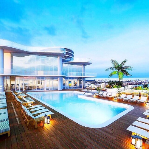 yusupovoleg:  Awesome pool deck and spa on 64th floor!!! Picture by ✨✨@ChadCarroll✨✨ follow his acco