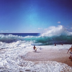 electrai:  aeromatic:  unzest:  flir:  maliamurphey:  winters brewinnnn  Wow  i love this picture soo much it just looks so COOL  the person up in that wave probably got dumped so bad   this is so pretty tho 