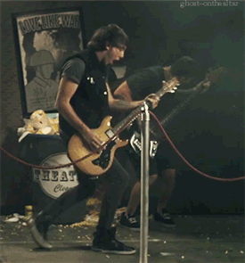 ghost-onthealtar:  Alex Gaskarth doing “the leg thing” 