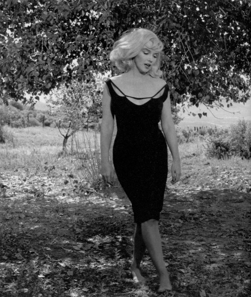 ladybegood:  Marilyn Monroe photographed by Inge Morath on the set of The Misfits (1961)