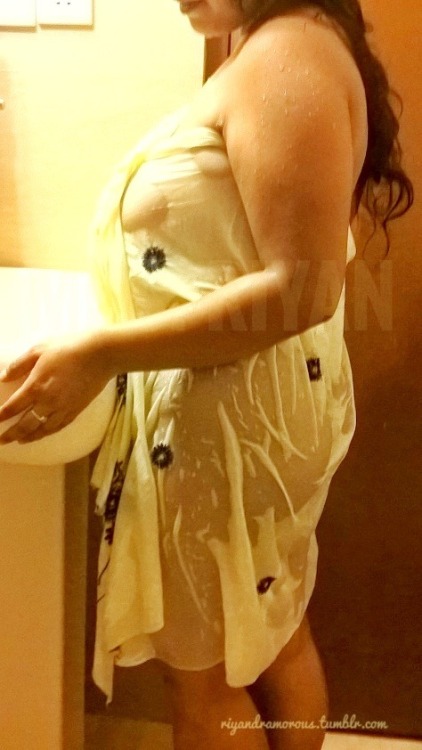 riyandramorous:  Here is a blast for our 11,243 + followers! Wife posing wrapping her dupatta o