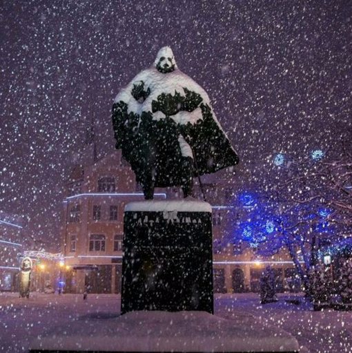 This statue in Poland got covered in snow and now it looks like Darth Vader.