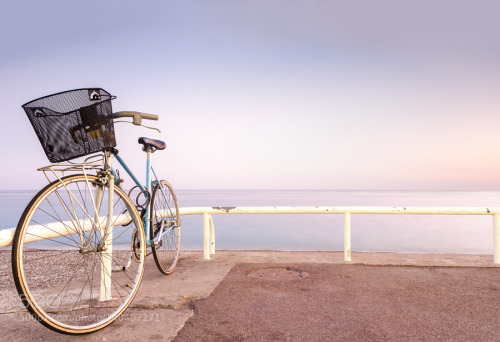 blogblogblooog: Old bicycle at sea side. by kyolshin